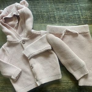 Brand New! Cozy & Cute Baby Sweater Set 🧸